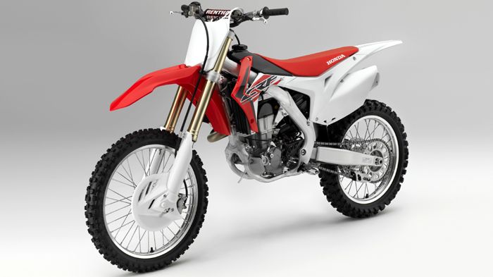 Τρεις χάρτες ανάφλεξης, πιρούνι Kayaba PSF2 δεύτερης γενιάς, νέα κεφαλή στον κύλ Τρεις χάρτες ανάφλεξης, πιρούνι Kayaba PSF2 δεύτερης γενιάς, νέα κεφαλή στον κύλινδρο είναι οι κυριότερες αλλαγές του Honda CRF450R για το 2015.